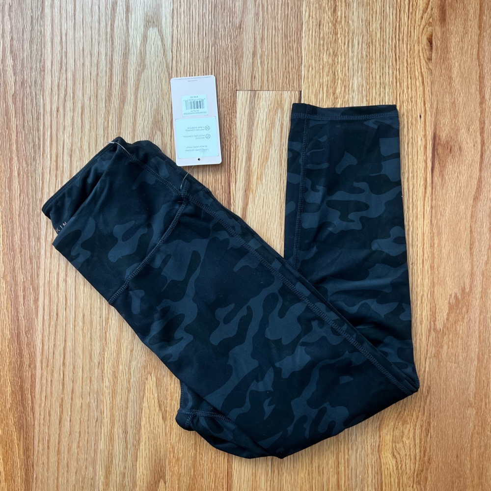 Danskin Black Camo Capri Leggings Size M NWT